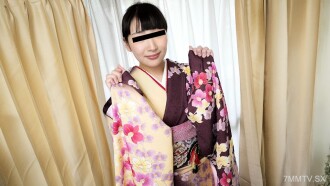 Isang mahabang kimono na may malalaking suso na nababaluktot, isinulat ng isang babaeng may butas.
