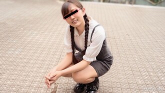 一個戴著紅框眼鏡的女孩，有著一段放屁的故事，而且非常興奮。