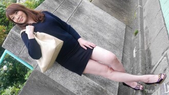 A beautiful mature woman, who has lost her way and has her thighs covered in parallel and continuous double oil!