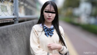 Ein Mädchen in Uniform mit einer Uniform in einem Zug Yamashita Moeka