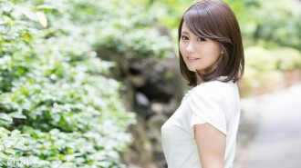 感じてるのに笑顔でごまかす小柄な女の子とのH／Beni