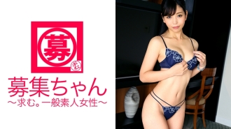 Yuki-chan, une belle vendeuse qui travaille habituellement dans un magasin sélect, a son cul pré-préparé ! La raison de postuler est "Parce que vous ne pouvez pas vous contenter de la masturbation ?" Formulaire de question ! ? Une sœur aînée érotique qui est clairement venue assouvir sa frustration ! "Vous pouvez faire ce que vous voulez avec AV, n'est-ce pas ? ♪" C'est vrai... Ne manquez pas les mouvements de fellation et de cow-girl complètement ouverts de desukehira stupéfaits ! "Aimez-vous les sœurs aînées coquines ? ♪" ... Je t'aime ! ! !