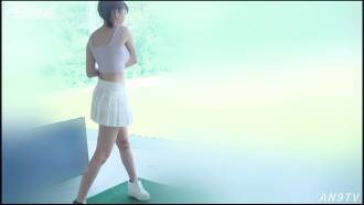 Angel Movies berbual dengan seorang kakak cantik yang menghayunkan payudaranya yang seputih salji di padang golf