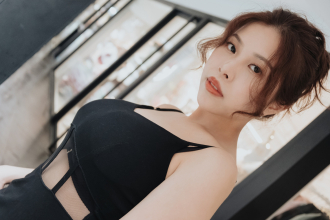 Angel Films perhubungan awam wanita hotel berusia 25 tahun telah dipukul sejurus selepas keluar kerja. Zakar yang keras tidak dapat menahan rangsangan pantas di antara payudara besarnya yang seputih salji dan terpancut dengan ganas.