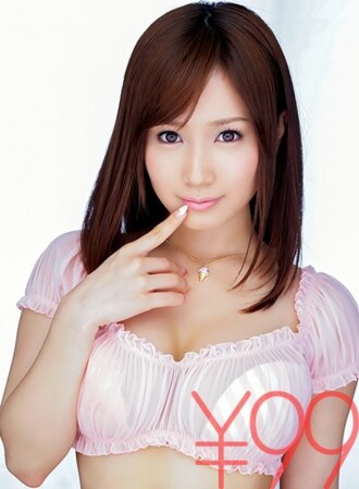 主观视角来看这激情的吻和口交吧。一切都交给小岛美奈，你直接放手。特写深吻。舔乳头。她还用嘴含住鸡鸡口交。这还是特写。彻底的口交之后，再用高速手淫，让你高潮不断。小岛美奈