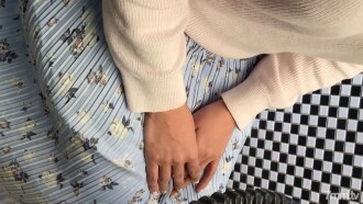 【個人撮影】子供を送った後の人妻と昼間からホテルで密会。露天風呂で、中出しセックスで生の他人棒をバックで突かれ感じる人妻