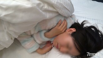 Isteri muda amatur sebenar berusia 18 tahun lebih muda dengan pakaian renang dan pukulan air mani faraj mentah dan bukkake secara berterusan! Semua-anda-boleh-makan www