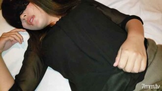 [Indivíduo] bela jovem esposa. É pra ser por dinheiro... Ela passou pelo marido e balançou os quadris depois de uma longa ausência e aceitou o pau do outro na vagina.