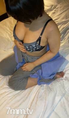 Meski ejakulasi dengan blowjob, seorang gadis muda dengan tubuh yang bagus membuat kemaluannya segera pulih.