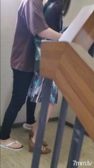 [個人] 花花公子的漂亮老婆。雖然她不喜歡尖叫反抗，但她在臥室裡被兩根奇怪的棍子射中了陰道