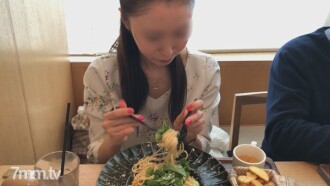 *限時價格【個人拍攝】【完全原創】【已婚婦女出租】中午生插，房間裡可以聽到其他顧客的聲音，在多租戶大樓裡裸露，生插進入妻子無法再忍住併中出