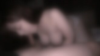 Eine lange Zunge umschlingt und leckt verführerisch, ein Blowjob mit langer Zunge, Amateur-Privatfilm 36