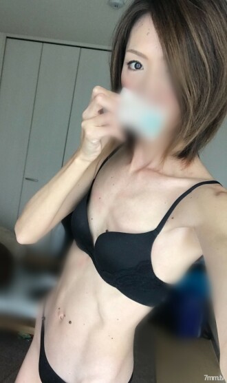 一位美丽的前模特儿身高（178 公分）因包茎而被角色扮演、性交和欺负