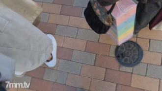 【個人拍攝】與年輕苗條的已婚女人有染。從褲子的側面插入內衣並進行陰道射精。