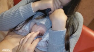 [Einzelperson] Eine junge Frau einer Kindergärtnerin ruft nach der Geburt an und spielt mit dem Körper, der nach dem Stillen zurückbleibt und zeugt ihn am Tag der Schwangerschaftsgefahr mit fremdem Saft im hinteren Teil der Gebärmutter