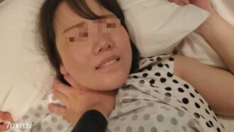[Particulier] Tromper un mari âgé et sanctionner une jeune femme qui se rend chez l'hôte avec un bâton d'une autre personne et prendre des garanties pour qu'il ne puisse pas s'échapper