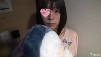 กลับมาพบกับ Mei-chan นักศึกษาปีหนึ่งที่กระตือรือร้นอีกครั้ง ในขณะที่รู้สึกผิดศีลธรรมในการแสดงออกที่หวาดกลัวโดยการยิง cum ในช่องคลอด สเปิร์มหนา ๆ ถูกโยนจากไก่ดิบไปยังหีสาว