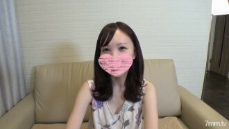Une fille en boîte vivant dans le quartier de Minato. Un corps frustré qui ne peut pas oublier le sexe. La chatte douloureuse ne peut pas être supprimée ... La libido est libérée dans un jouet d'éjaculation dédié avec une bite inégalée.