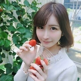 Vẻ bề ngoài! ! Số lượng giới hạn! [Không Kiểm Duyệt] Đi hái dâu với quý cô sang chảnh được bố mẹ cưng chiều. Hai lần bắn kiêm âm đạo trên một cơ thể trắng trẻo xinh đẹp! ! Ngay cả khuôn mặt thở hổn hển cũng sang trọng ...
