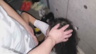 Une mère de deux enfants qui ne peut pas le supporter et laisse échapper une voix de joie à côté de sa fille affamée