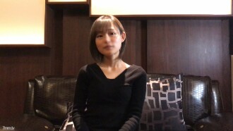 Gadis cantik yang terlalu telus. Daya tarikan bahawa mana-mana perkataan menjadi usang di hadapannya → Merangkap.