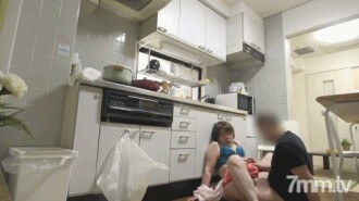 [Tournage personnel x non censuré] Mère de l'homme amoureux n ° 5 !? Se précipitant soudainement chez moi et rapportant que "Ma fille a une liaison" est aussi un partenaire de liaison, et j'ai violé une femme super mature à l'occasion du 60e anniversaire dans la cuisine et j'ai pris une photo secrète avec