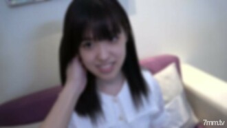 18歲的白皙修長美少女，乾淨利落的女大學生。它在用濕貓氣喘吁籲，同時漂流尊嚴。對生命中第一次大規模面部射液的心不在焉的狀態。