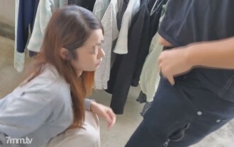 34 minutos [Três homens visitam a casa no dia seguinte ao Natal] Uma mãe que manda a filha para o frio é estuprada à força e engravidada com a dívida do marido.