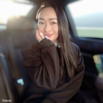 “你家附近不是有这样的老婆吗？”到白天在车里和漂亮的魔女老婆发生婚外情…涂上鲜红色口红好看的情色脸蛋上大量射精
