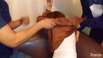 [Indibidwal] Isang babaeng may asawa na sumisigaw habang binabalatan ang puti ng kanyang mga mata, nasa bingit ng pagbagsak dahil sa maraming pumulandit