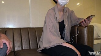 Ein junges Mädchen, das ihre Jungfräulichkeit einer Liebe widmete und ein rohes Vaginal-Cumshot-Training begann