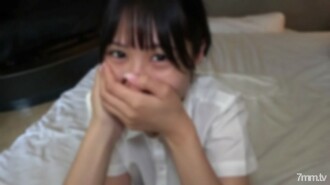 9万人のフォロワー数を持つ現役モデル。超絶スレンダー美女の未処理マンコからは蜜のように大量に溢れる愛液。白く細い首筋に艶やかな鎖骨、抜群のプロポーションを眺めながら大量中出し。