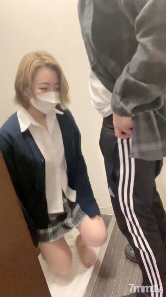 ＜추천＞ 유니폼 걸에 현관에서 입으로 한 후, 타이어 두는 곳으로 이동해 하메 낀 www FC2-PPV-2753906