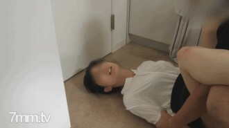 [Tir non censuré x perso] Alors que mon mari était absent, je suis montée chez le couple et j'ai attaqué la femme mariée qui faisait la vaisselle dans la cuisine, j'ai SEXÉ rapidement sur le sol de la cuisine, tiré sur mon visage et je suis rentrée dans la rizière. FC2-PPV-2785391