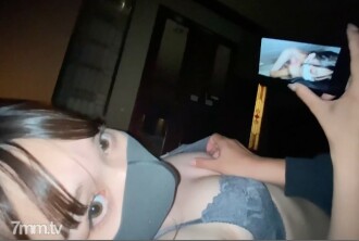 Maria na nalaman ang kanyang kasintahan. Hiniling ko sa kanya na mag-play ng cheating video sa akin sa harap ng aking kasintahan at kumuha ng gonzo. FC2-PPV-2857224