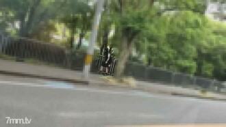 Curso Geral da Prefeitura ③ Uma garota com longos cabelos negros. Para deixar o campo após a formatura, ela vende seu corpo para um tio desconhecido.
