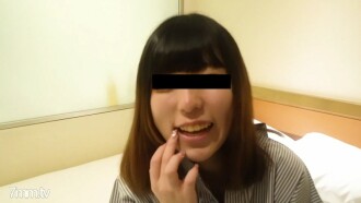 Ang 19-anyos na maid cafe clerk ay may magandang ahit na puke!