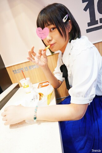 [Uncensored] [Unauthorized outflow] "Ah... I'm out ♡" A student part-time job at a popular Western restaurant is crying for the first time! Love juice overflowing from a naive dick with little experience of sex. A woman who sucks a cock in her mouth during the summer vacation grows into an adult.