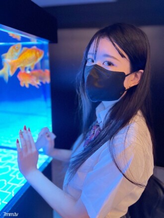 „Erstes Shooting“ „Kompletter Auftritt“ Idol-Klasse! Ein Aquarium-Date mit einem frischen 18-jährigen Mädchen, das voller Ordentlichkeit und Transparenz ist. Nach dem Genuss der schönen Brüste Fcup kommt zum Schluss eine große Menge Sperma auf die enge Fotze!
