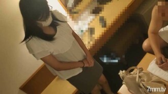 *Privilège 1 : Jusqu'au 26* [Particulier] Femme aux gros seins à lunettes unies. Le corps est dévoré même s'il se retrouve sur le site, et les cheveux longs et les gros seins ondulants secouent le coeur. Merci pour votre soutien continu. A qui sont ces gros seins ?