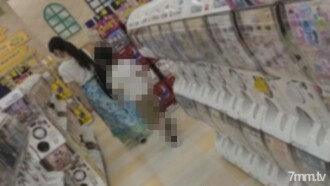 [Individuel] Prendre du temps avec les enfants et susciter l'intérêt. Une petite femme se faisait baiser par le bâton d'un inconnu tout en supprimant sa voix.