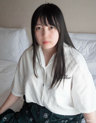 [未经审查] 棉花糖女大学生，E罩杯魅力十足。柔软，皮肤白皙的身体，握起来非常舒适。当相机对准我时，我一直都很紧张......未经授权的阴道射精的真实 POV 被讨厌