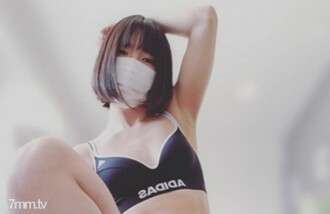 Um treinador de ginástica com uma beleza restrita e uma bela bunda. Despeje proteína de alta qualidade na parte de trás da vagina com excelente estilo e boa sensibilidade