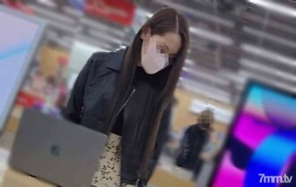 [Individu] Belle propriétaire d'un bar pour filles, résiste à la collecte pendant les vacances, mais expose de force ses parties génitales à l'extérieur et jouit en grande quantité sur ses belles jambes et ses membres élancés
