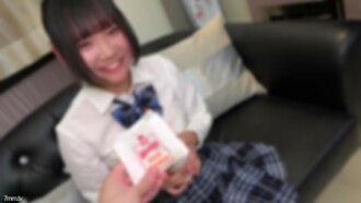 ファストフード店でナンパした笑顔が可愛い10代現2年生。幼い顔の美巨乳と制服姿のむっちりな体がスケベすぎる。「中に出して…」なんて言われたら中出しするしかない。 