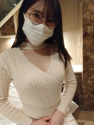 [Chụp hình cá nhân] Một cô gái đeo kính có làn da trắng và ngực hơi tự nhiên Kiếm tiền tiêu vặt cho trò chơi sinh tồn theo sở thích của mình