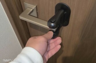 La jeune femme folle du laïc emprisonné, ses beaux seins et son arrestation à long terme ont fait qu'un groupe de personnes souffrait de maladie.