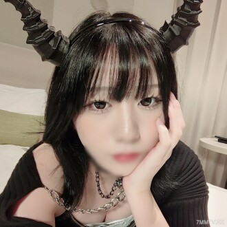 性慾惡魔，Kourin。刺穿她時尚美白的身材**！參加萬聖節活動，帕里皮女人們激烈而深入地糾纏在一起，讓她們陷入快感之中！