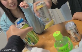 一名日托工作者对孩子的妻子和孩子的支持。和朋友喝酒后，我生吃待人，同时闭著眼睛看著自己。