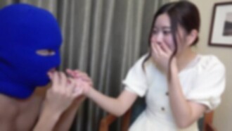 就读医学院的舒缓知性美女。事实证明，能够以高偏差分数学习的优等生，更有可能拥有爆发性的性欲！向穿著白大褂的未来女医生进行中出和脸部射精的双重射精。